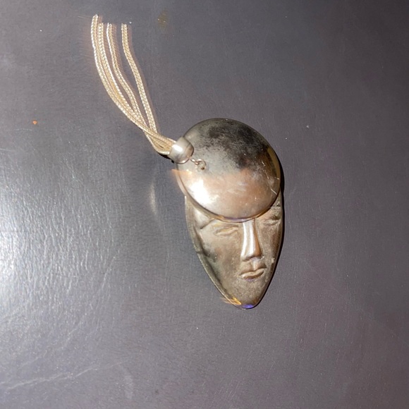 Silver tone fashion brooch with fun tassel - Picture 3 of 10